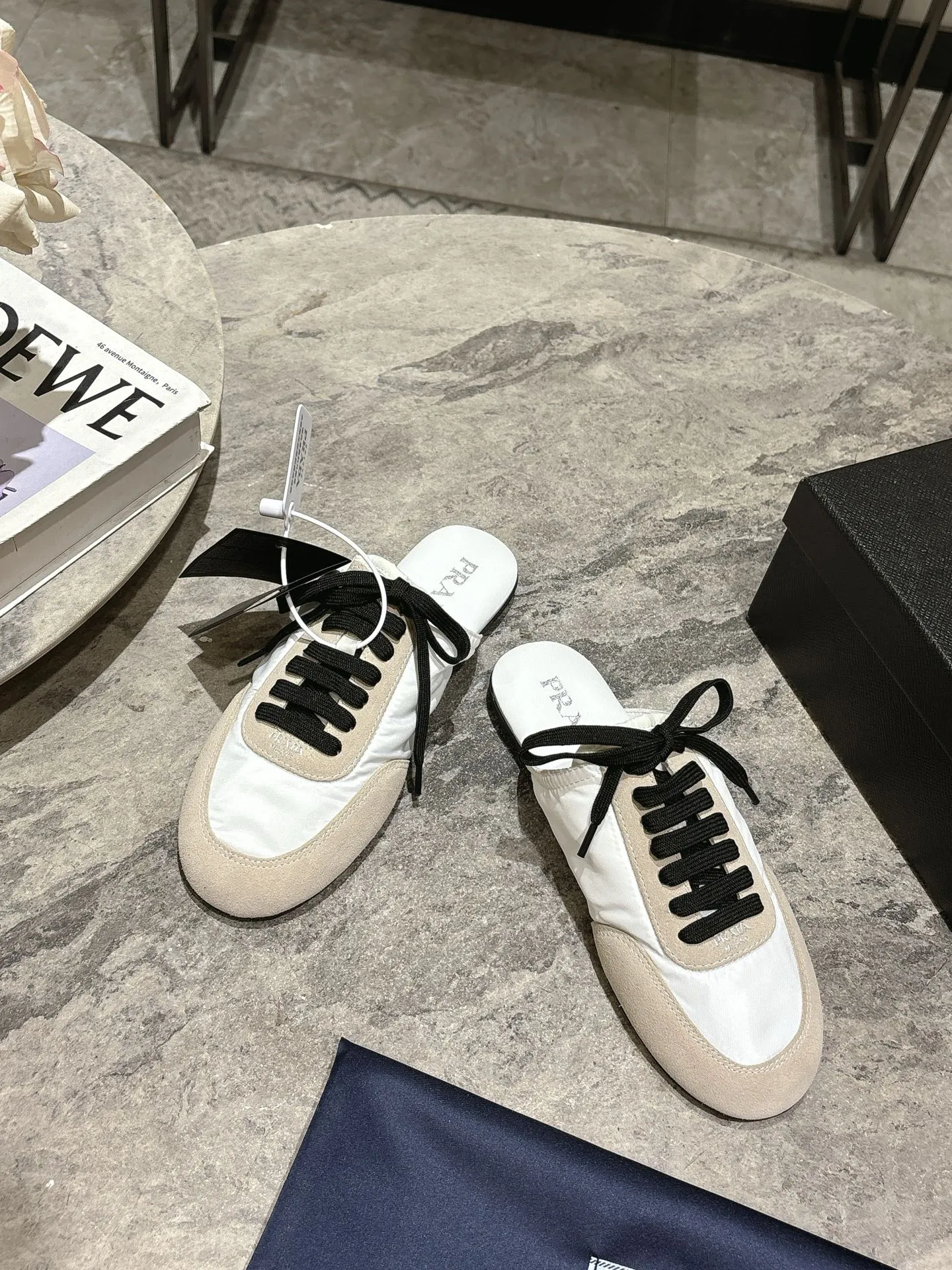 👟👟Ex-factory price 502👟👟 Prada Prada spring and summer show thin-soled moral training shoes for women. The 25ss show style item with the highest export rate. The suede upper has a texture, and the inner sheepskin is wrapped. It is soft and waxy. The insole is thickened with lambskin. It is extremely comfortable to step on, has a sense of support, and feels well wrapped. The shoe shape is full of wrapping, light, easy to wear and practical, a casual shoe, original molded rubber outsole Size: 35-39 (40 41 customized, non-refundable)